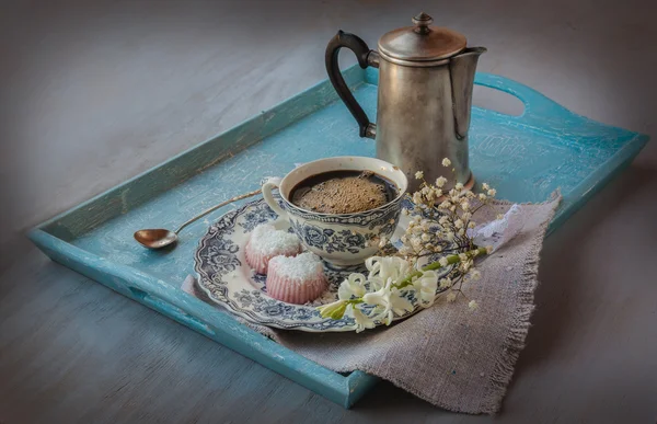 Romantisches Frühstück auf Tablett — Stockfoto