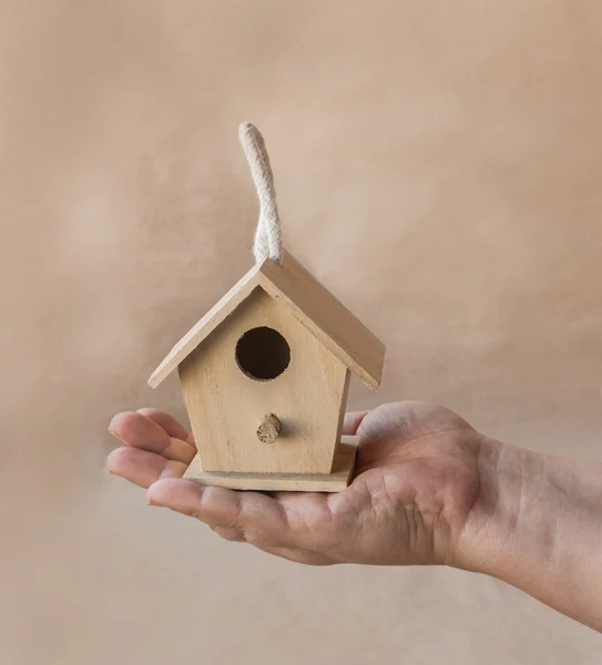 Ręka trzyma birdhouse — Zdjęcie stockowe