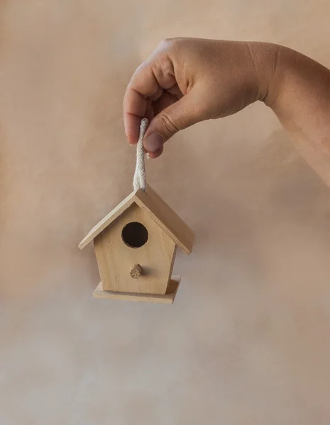 Vogelhäuschen in der Hand — Stockfoto