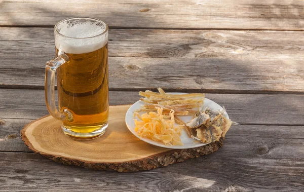 Bicchiere di birra e piatto di frutti di mare — Foto Stock