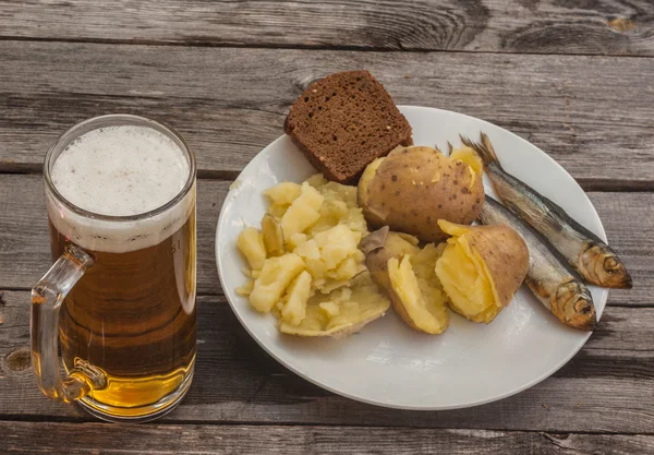Bicchiere di birra e patate bollite — Foto Stock