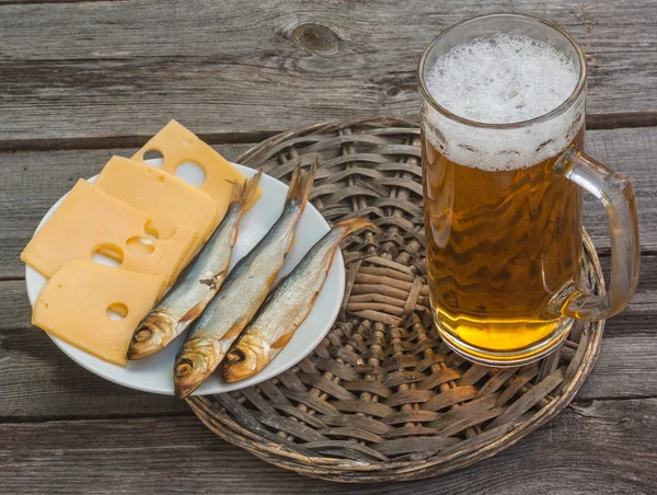 Bicchiere di birra con uno spuntino — Foto Stock