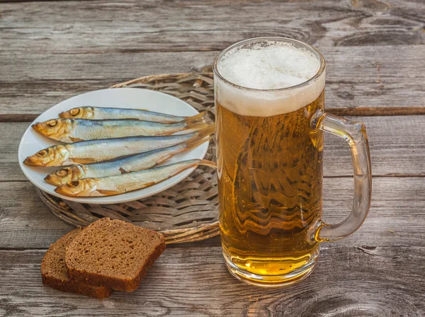 Bicchiere di birra con uno spuntino — Foto Stock