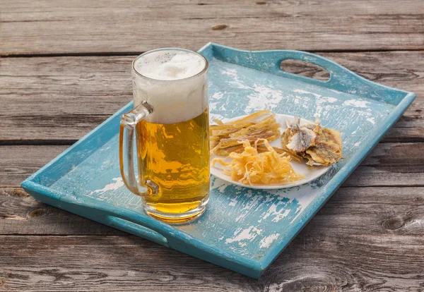 Bicchiere di birra e piatto di frutti di mare — Foto Stock