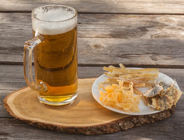 Copo de cerveja e prato de frutos do mar — Fotografia de Stock