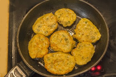 Tavada sebze ve ottan yapılmış kızarmış krep.