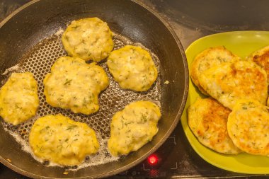 Tavada sebze ve ottan yapılmış kızarmış krep.