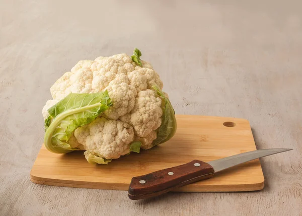 Head Cauliflower Cutting Board Next Knife — Stock Photo, Image