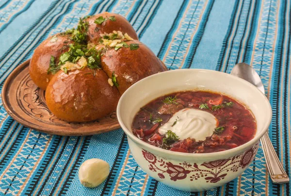 Plate of classic Ukrainian borscht with garlic donuts.(mass-produced products) — Stock Image Plate Classic Ukrainian Borscht Garlic Donuts Mass Produced Products Stock Picture