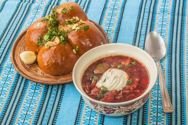 Plate of classic Ukrainian borscht with garlic donuts.(mass-produced products) — Stock Image Plate Classic Ukrainian Borscht Garlic Donuts Mass Produced Products Royalty Free Stock Images