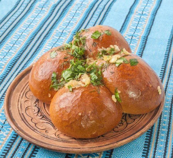 Traditional Ukrainian borsch bun to "pampushka" with garlic on embroidered towel — Stock Image Traditional Ukrainian Borsch Bun Pampushka Garlic Embroidered Towel Royalty Free Stock Images