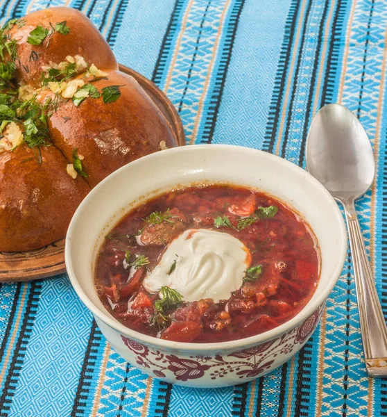 Plate of classic Ukrainian borscht with garlic donuts.(mass-produced products) — Stock Image Plate Classic Ukrainian Borscht Garlic Donuts Mass Produced Products Stock Photo