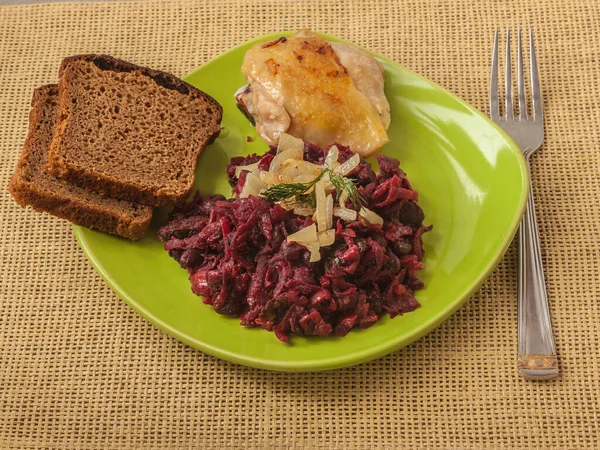 Roasted Chicken Leg Vegetable Salad Beets Onions Beans Prunes Green — Stock Photo, Image