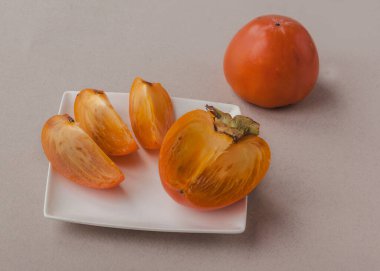 Gri arka planda şeffaf gözlüklü hurma güveci