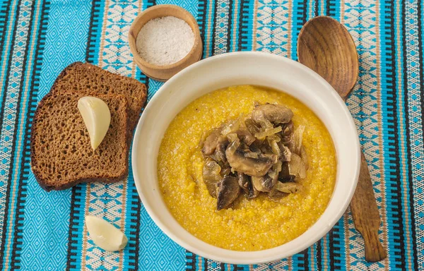 胡塞尔的传统午餐 配以熏肉 洋葱和蘑菇 黑麦面包和大蒜丁香 平躺在床上 — 图库照片