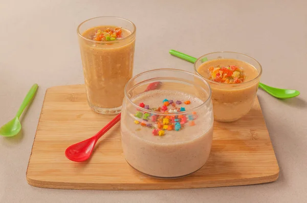 Souffle Mit Kaki Durchsichtigen Gläsern Auf Grauem Hintergrund — Stockfoto