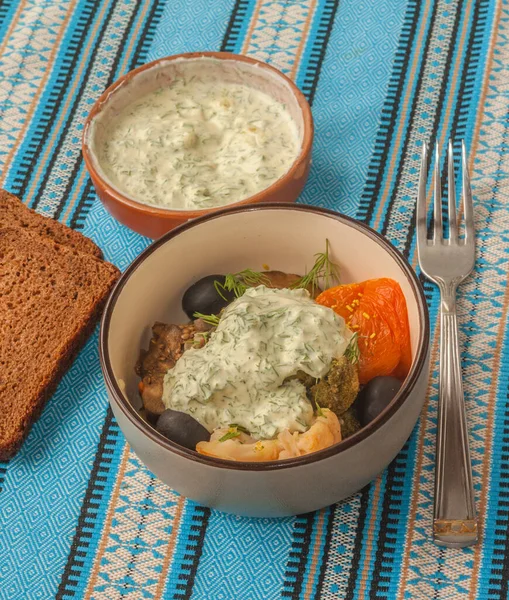 Gebakken Groenten Met Olijven Zure Room Mosterd Dressing Met Dille — Stockfoto