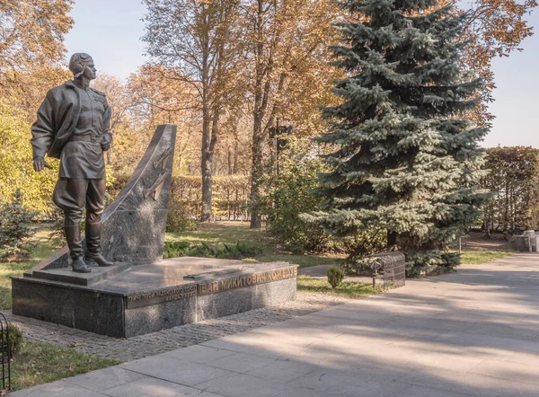 Kyiv Ukraine 2014年10月11日 Mariinsky Park ソ連英雄の路地 ウクライナのキエフにあるIvan Kozhedubへのモニュメント — ストック写真