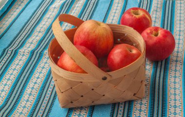 Kırmızı elmalar sepetin içinde.