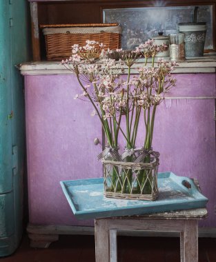 Susak verandada eski bir taburede. Retro ögeleri. 