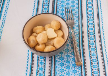 Kahvaltı için tembel börekler (süzme peynirli börekler). 