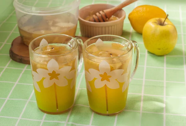 Koppar Med Drink Gjord Äpplen Citron Och Honung Bakgrunden Ingredienser — Stockfoto