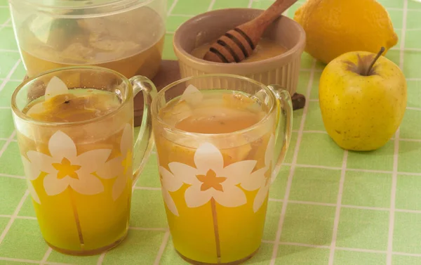 Tassen Mit Einem Getränk Aus Äpfeln Zitrone Und Honig Auf — Stockfoto