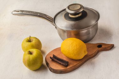 Elma, limon ve tarçın pişirme vitamin kokteyli. Mutfak masasındaki komposto malzemeleri.. 