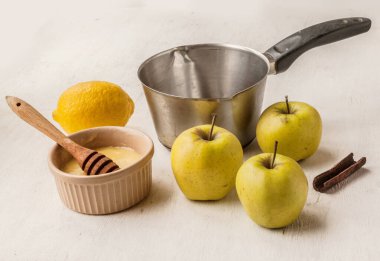 Elma, limon, bal ve tarçından vitamin içeceği pişirme 