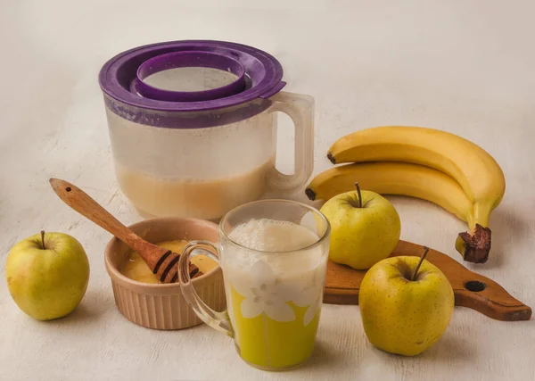 Kopp Med Milkshake Smoothie Och Äpplen Banan Honung Bakgrunden Skål — Stockfoto