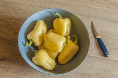 Masada bir kase sarı dolma biber.. 