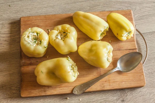 Pimientos Amarillos Dulces Rellenos Requesón Hierbas Una Tabla Cortar Cocina —  Fotos de Stock