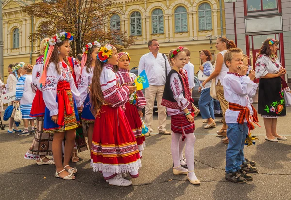 Gyermekek-ikrek hagyományos viseletben — Stock Fotó