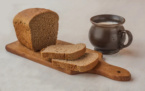 Pão de centeio em uma tábua de corte — Fotografia de Stock