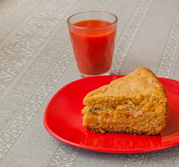 Cake and tomato juice — Stock Photo, Image