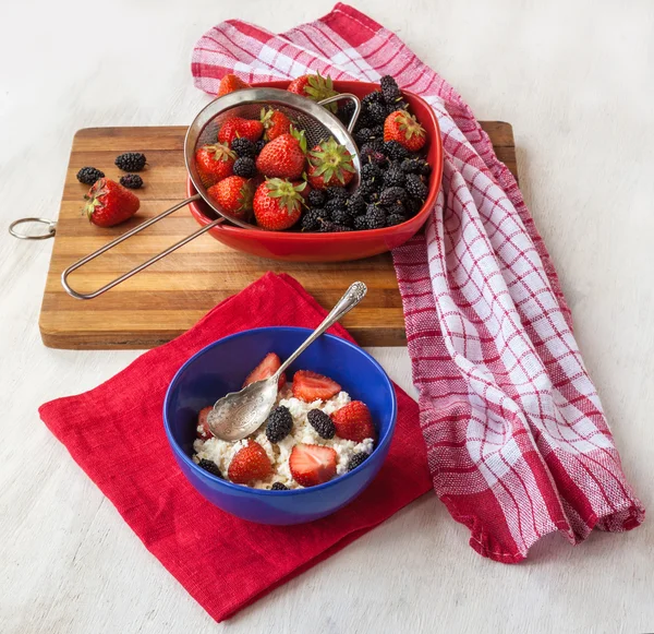 Strawberries with cream cheese — Stock Photo, Image