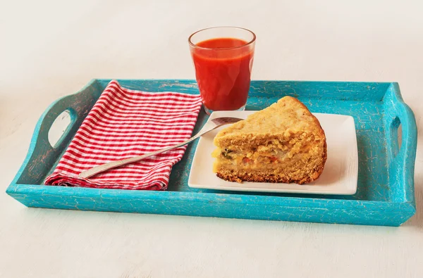 Cake and tomato juice — Stock Photo, Image