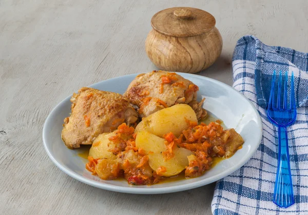 Frango com maçãs, batatas e cenouras — Fotografia de Stock