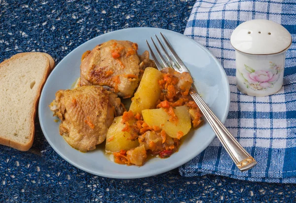 Elma, patates ve havuç ile tavuk — Stok fotoğraf