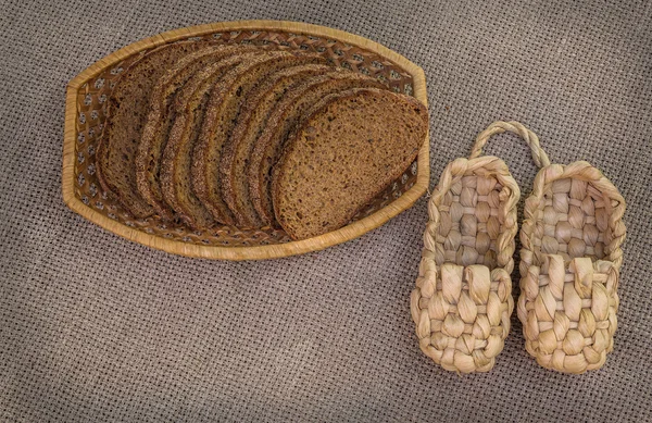 Pan de centeno en una tabla de cortar —  Fotos de Stock