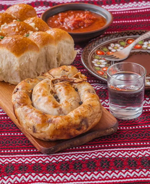 Salsiccia fatta in casa e bicchieri di vodka — Foto Stock