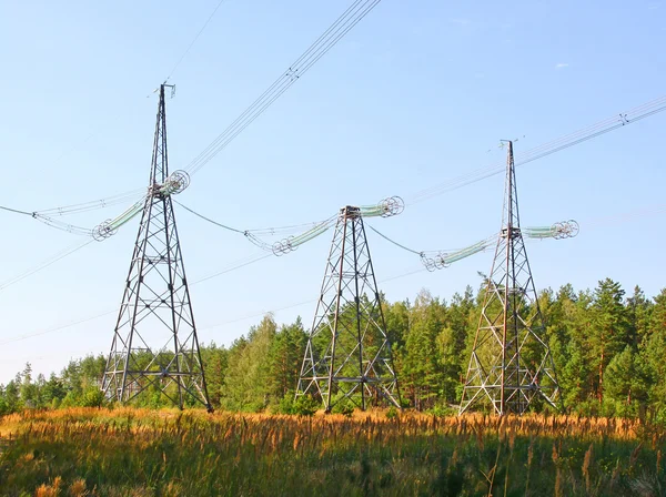 Metall stöd kraftledningar — Stockfoto