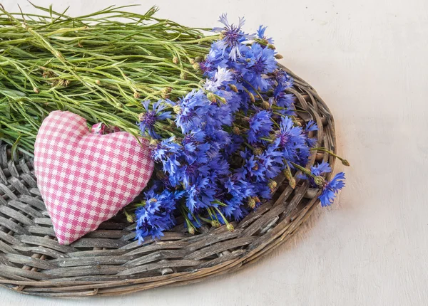 Bouquet di viola fiordalisi e cuore — Foto Stock