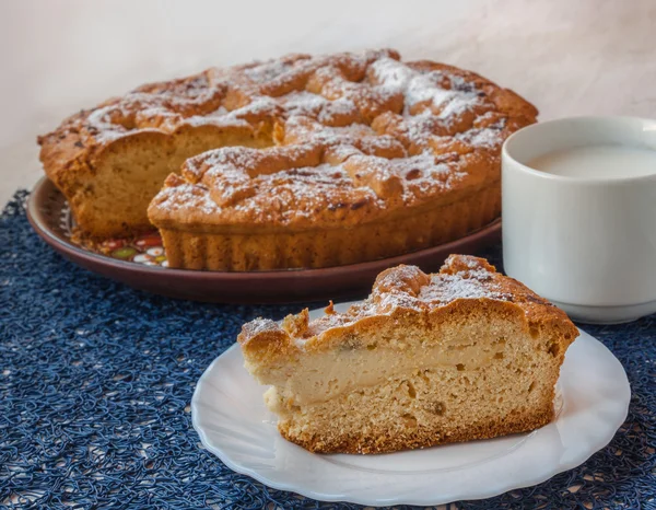 Tarta porción con cuajada —  Fotos de Stock