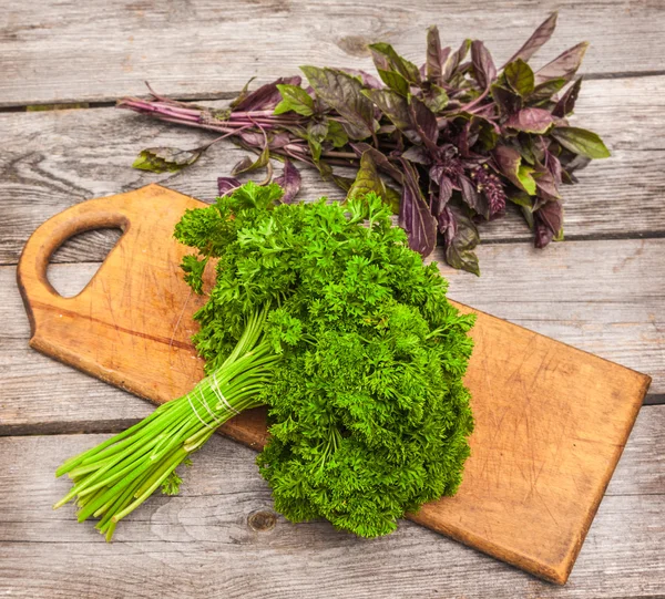 Board with fresh parsley and basil — Stock Photo, Image