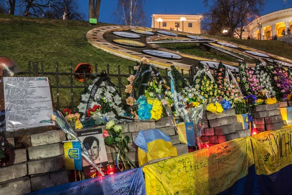 Flowers for killed people during Euromaidan — Stock Photo, Image