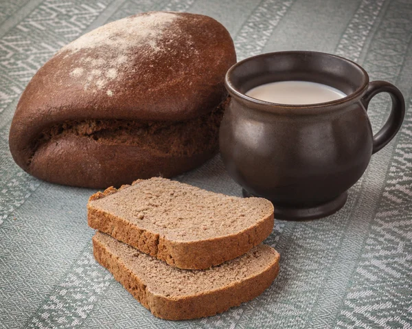 Hrnek s mlékem a žitný chléb — Stock fotografie