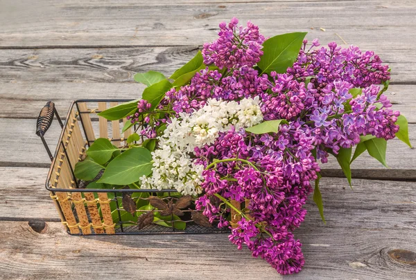 Lilac on a wooden  table – stockfoto