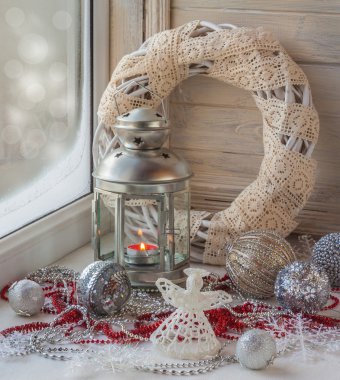 Bir pencere ilk Advent için dekorasyon