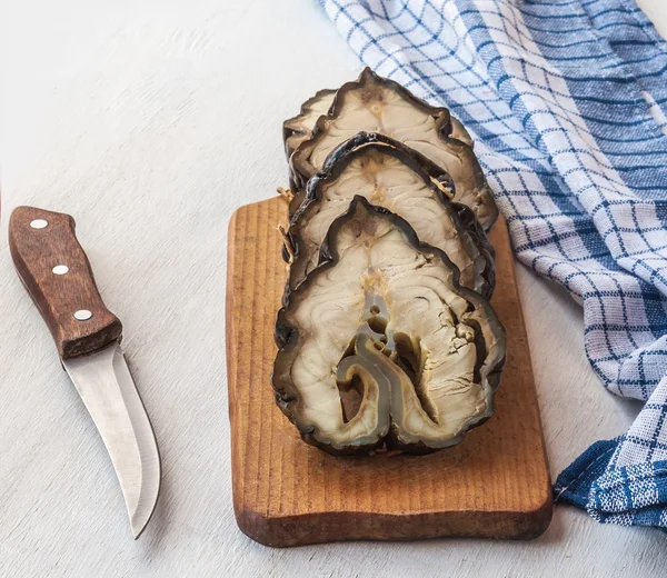 Knip stukken van gerookte sturgeon — Stockfoto